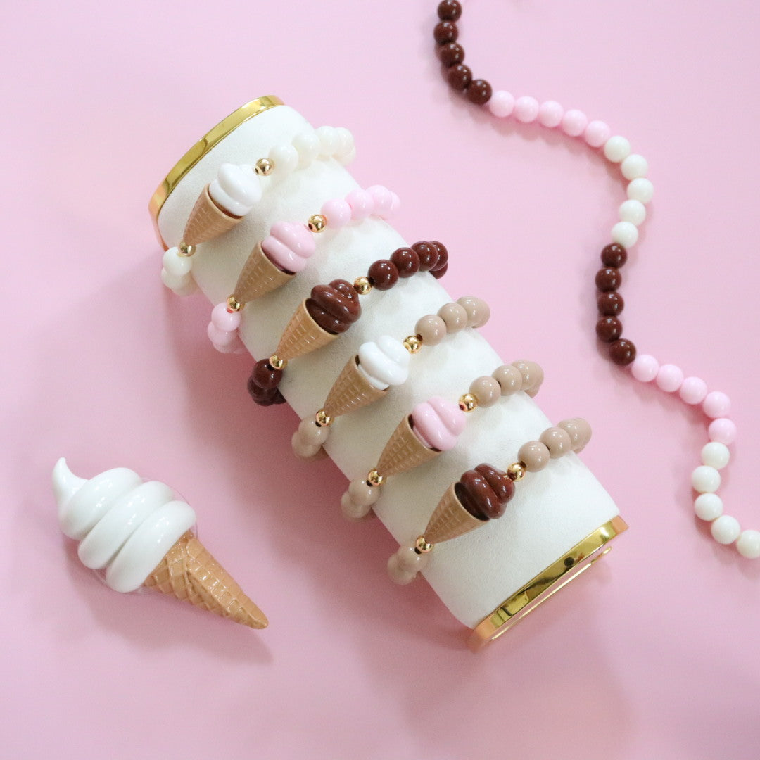 Beaded bracelet in a choice of pastel colours. Featuring a cute Ice cream cone bead in vanilla, strawberry or chocolate flavours & gold spacer beads. Handmade stretch bracelet, the perfect gift for girls, teens & adults.